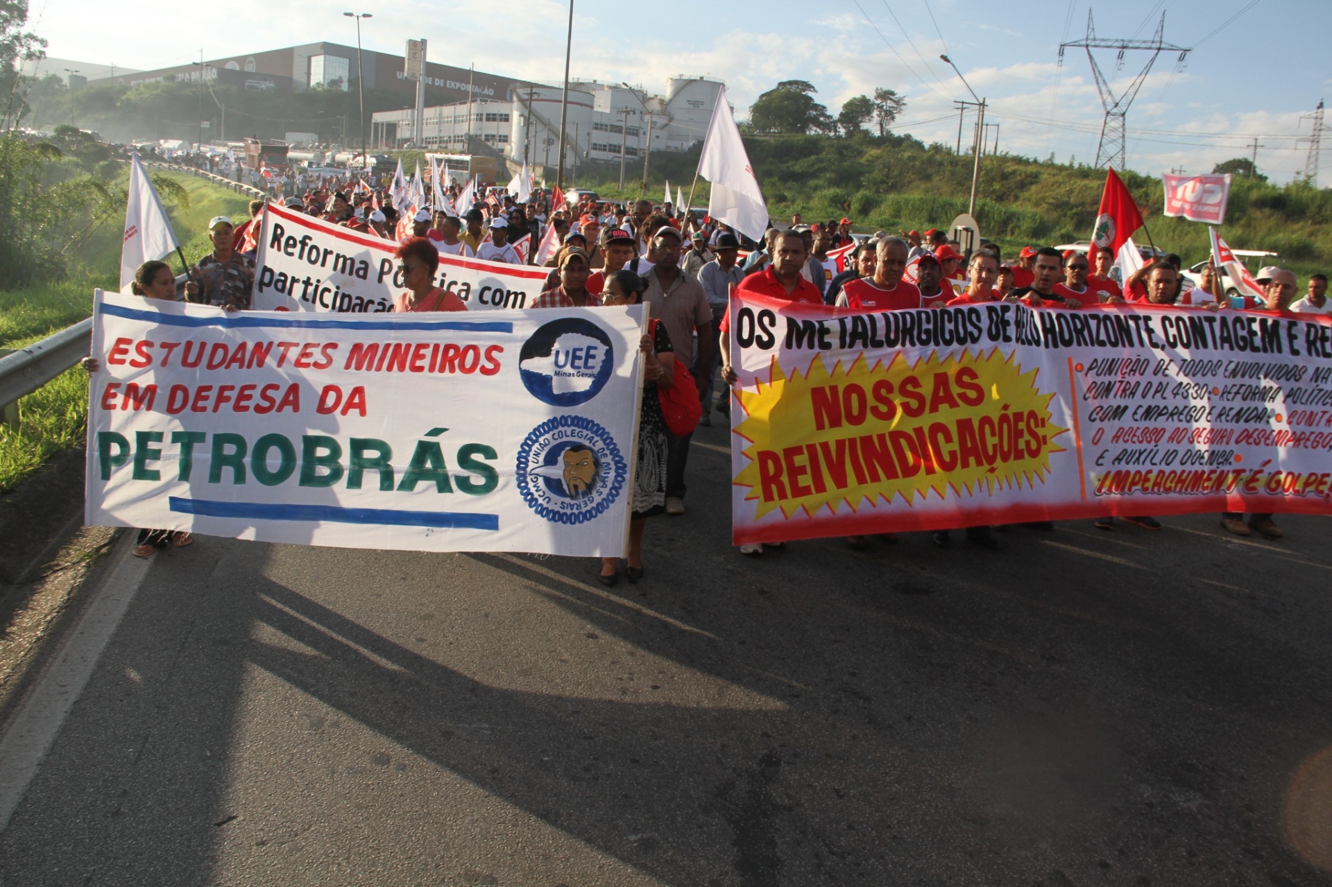 13.mar.2015 - Petroleiros participam de ato em defesa da Petrobras convocado pela FUP (Federação Única dos Petroleiros), na Refinaria Gabriel Passos (Regap), em Betim, na região metropolitana de Belo Horizonte (MG). Os manifestantes caminharam pela BR-381 até a refinaria - João Leus/O Tempo/Estadão Conteúdo