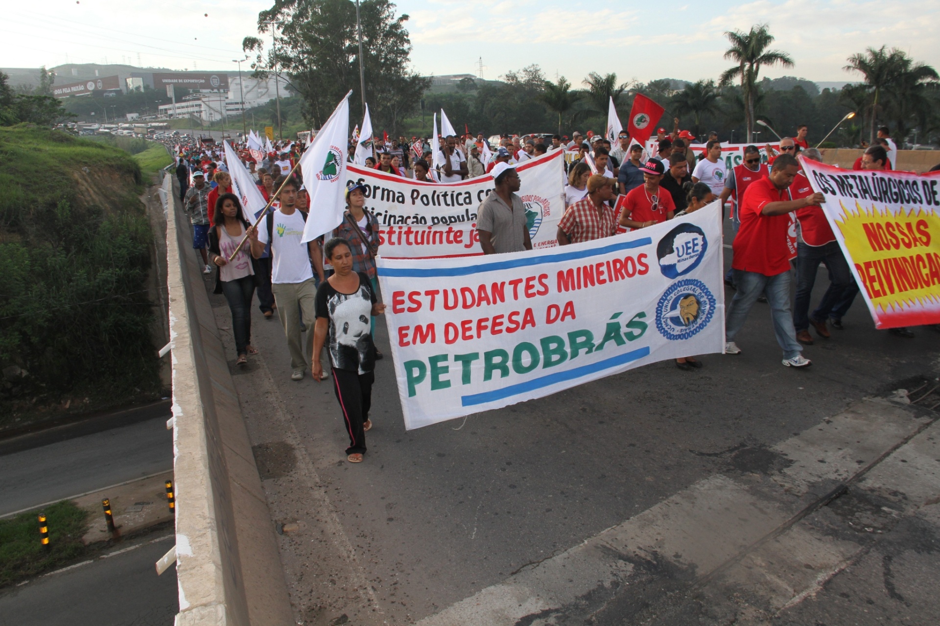 13.mar.2015 - Petroleiros participam de ato em defesa da Petrobrás convocado pela FUP (Federação Única dos Petroleiros), na Refinaria Gabriel Passos (Regap), em Betim, na região metropolitana de Belo Horizonte (MG). Os manifestantes caminharam pela BR-381 até a refinaria - João Leus/O Tempo/Estadão Conteúdo