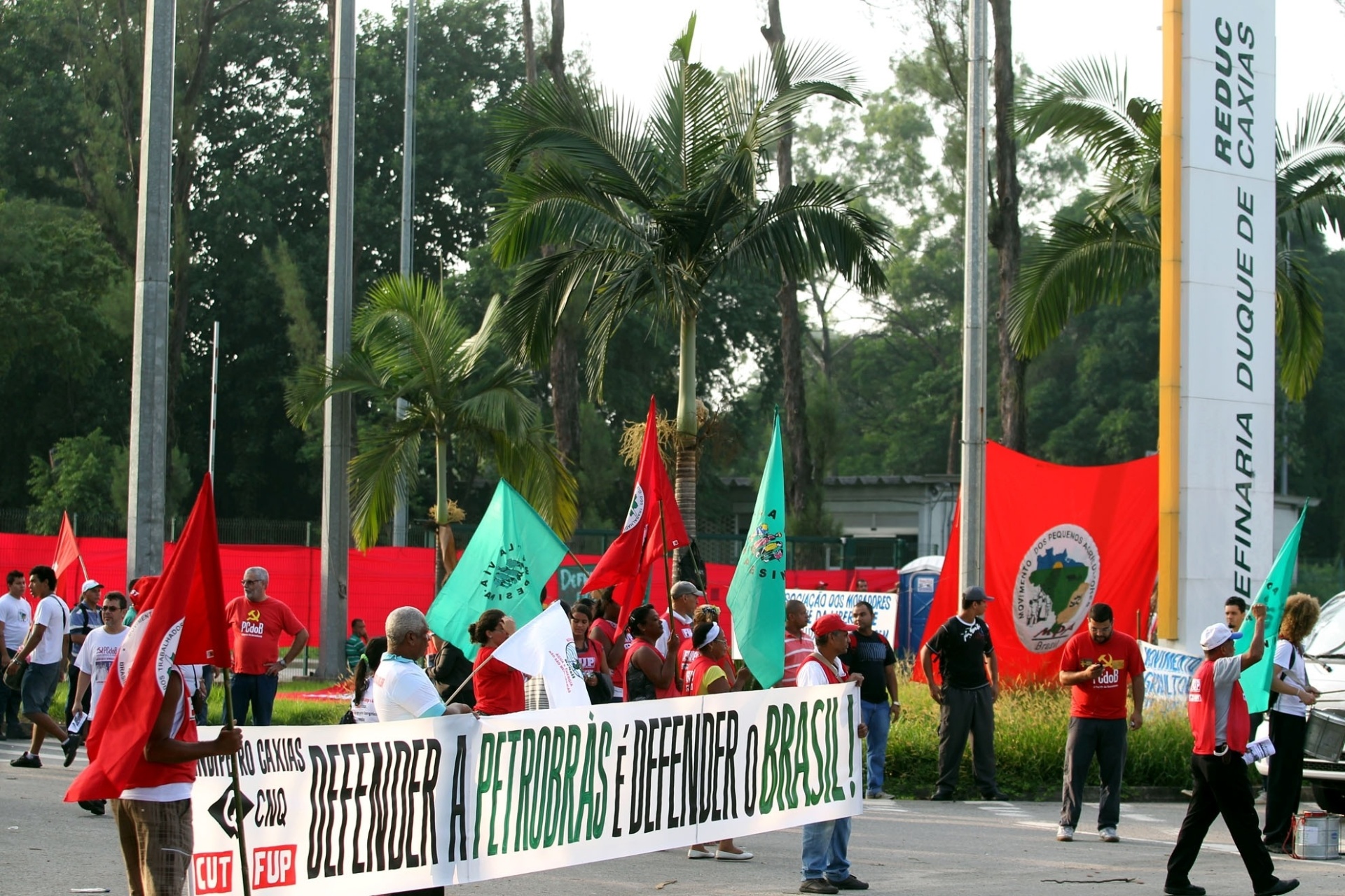 13.mar.2015 - Petroleiros participam de ato em defesa da Petrobras, na Refinaria de Duque de Caxias (Reduc), na Baixada Fluminense. A manifestação foi convocada pela FUP (Federação Única dos Petroleiros). Todos os portões da refinaria estão fechados desde as 6h e os trabalhadores do turno da manhã foram impedidos de entrar na refinaria - Marcos de Paulo/Estadão Conteúdo