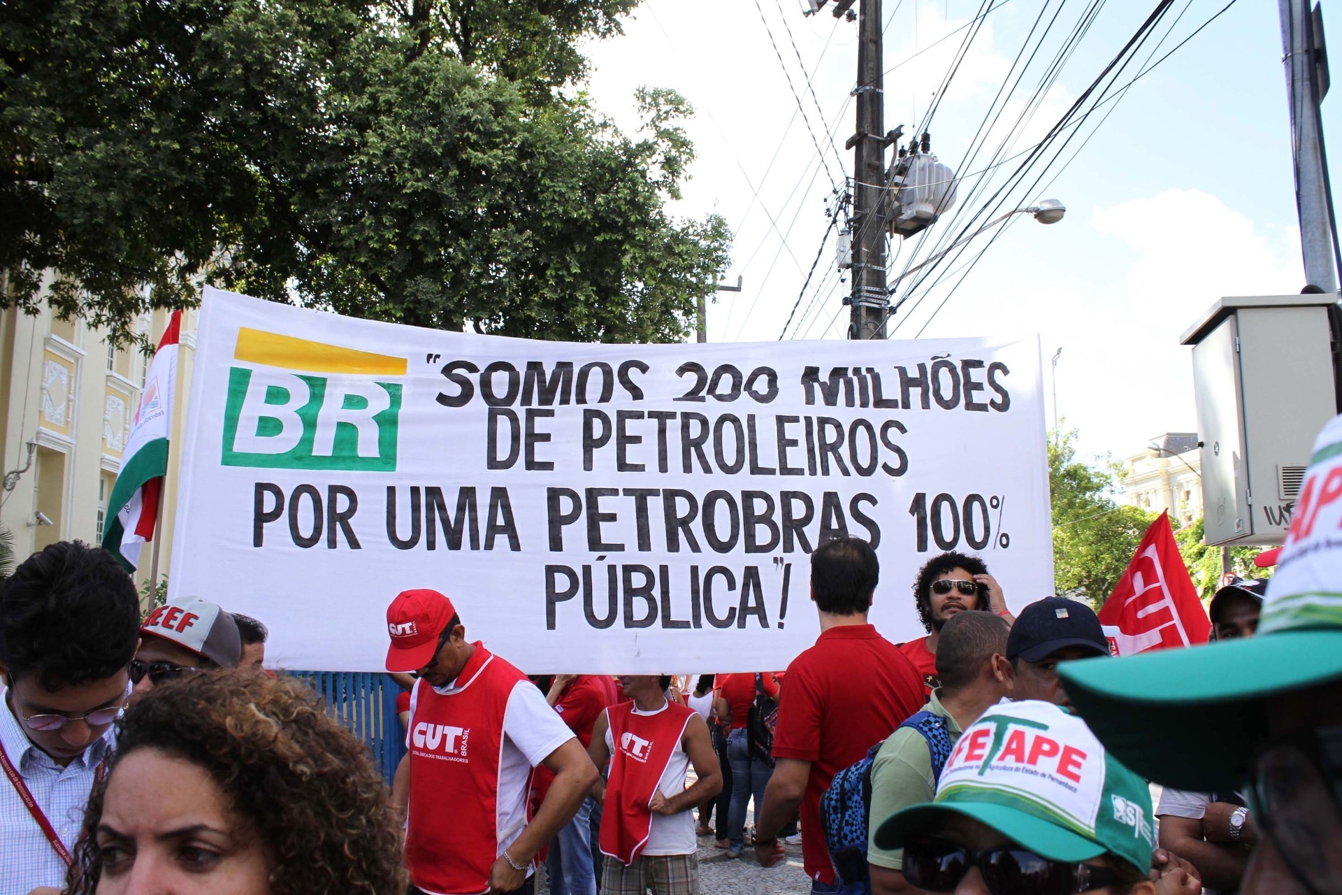 13.mar.2015 - Protesto em apoio à Petrobras em Santo Amaro, ao lado da Câmara de Vereadores do Recife (PE), na manhã desta sexta-feira (13). A manifestação foi convocada por centrais sindicais e outras entidades. Além da defesa da empresa, os manifestantes também reivindicam os direitos da classe trabalhadora, a reforma agrária e a reforma política - Marlon Costa/Futura Press/Estadão Conteúdo