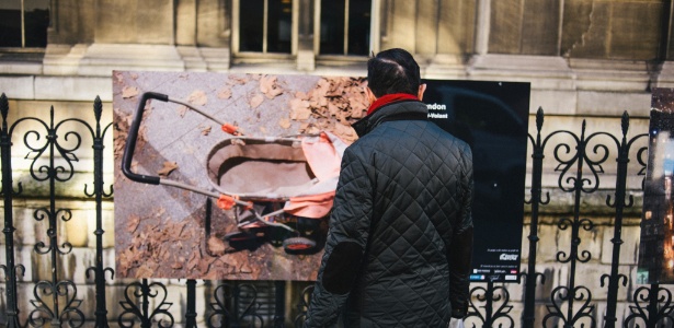 Homem observa foto tirada por um sem-teto em Paris, na França - Dmitry Kostyukov/The New York Times