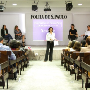 13.mar.2015 - Judith De Brito (centro), diretora de RH e Jurídico do UOL, faz abertura do "Encontro de Gerações de Mulheres em TI", realizado no auditório da Folha de S. Paulo