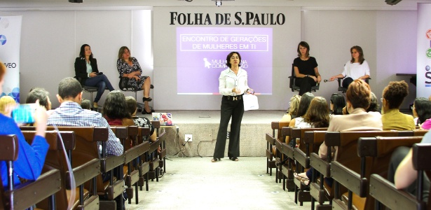 13.mar.2015 - Judith De Brito (centro), diretora de RH e Jurídico do UOL, faz abertura do "Encontro de Gerações de Mulheres em TI", realizado no auditório da Folha de S. Paulo - Divulgação