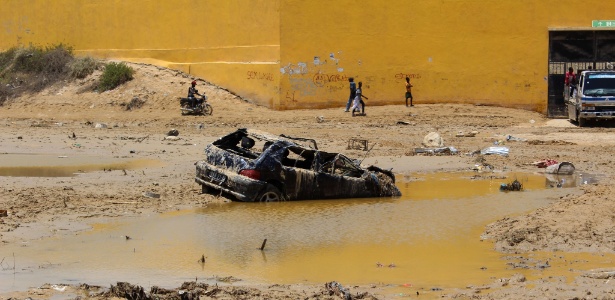 Cidade de Lobito, em Angola, foi atingida por fortes chuvas na madrugada de quinta-feira (12) - Lazaro Kafile/AFP