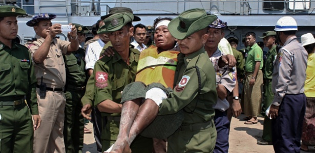 Sobrevivente é resgatado por soldados da marinha de Mianmar - Agência de Notícias de Mianmar/AFP
