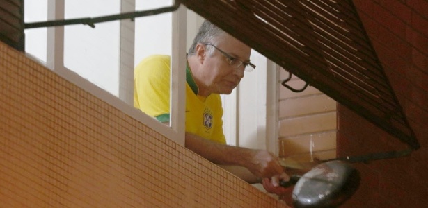 15.mar.2015 - Homem faz panelaço em SP, durante entrevista de ministros - Danilo Verpa/Folhapress