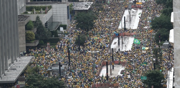 Manifestantes lotam a av. Paulista, em São Paulo, em protesto contra o governo - Danilo Verpa/Folhapress
