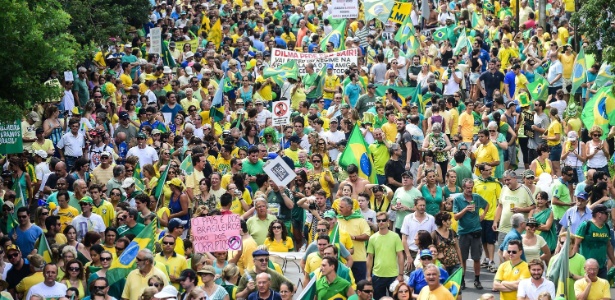 Cerca de 2 milhões de pessoas estiveram nas ruas de várias cidades brasileiras - Vinicius Costa/AFP