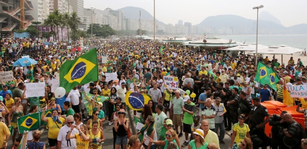 Protestos se concentram na orla de Copacabana, no Rio - Júlio César Guimarães/UOL