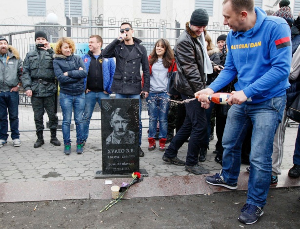 Militantes ucranianos depositaram uma lápide de Vladimir Putin, representado como Adolf Hitler, na frente da embaixada da Rússia em Kiev - Valentyn Ogirenko/Reuters