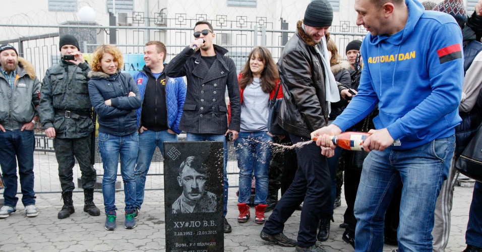 15.mar.2015 - Militantes ucranianos depositaram uma lápide de Vladimir Putin, representado como Adolf Hitler, na frente da embaixada da Rússia em Kiev, em referência às recentes especulações sobre o estado de saúde do presidente russo