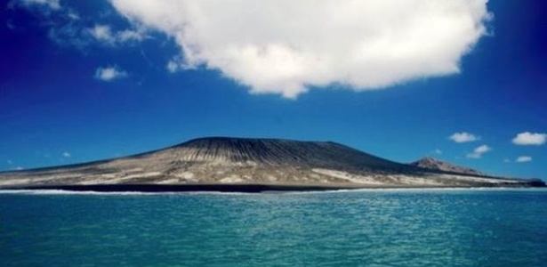 Nova ilha começou a ser formada a partir de erupção desde dezembro do ano passado - GP Orbassano/BBC