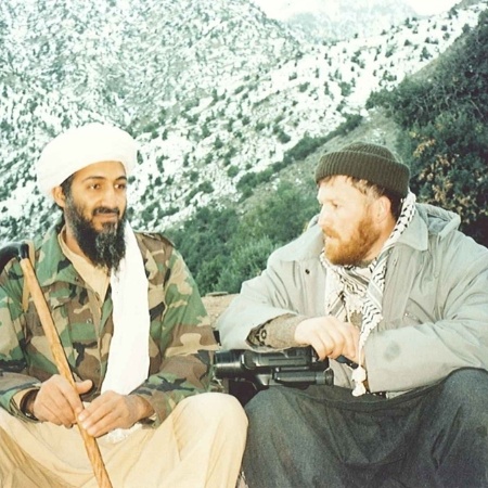 Bin Laden ao lado de um de seus aliados, Abu Musab al-Suri, em imagem de 2015 - Abdel Barri Atwan/US Attorney"s Office-SDNY/The Guardian