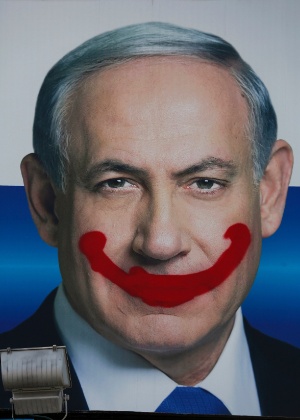 16.mar.2015 - Cartaz da campanha do premiê israelense, Benjamin Netanyahu, aparece pichado em Tel Aviv (Israel); eleições são dia 17