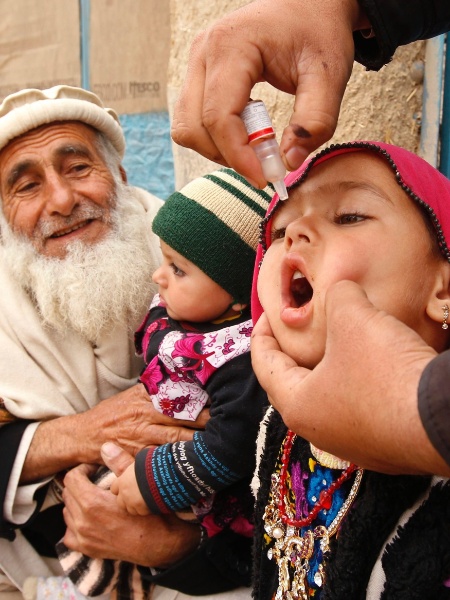 16.mar.2015 - Criança é imunizada contra a pólio em Jalalabad, no Afeganistão, nesta segunda (16). O país realiza uma campanha de vacinação anti-poliomelite - Parwiz/Reuters