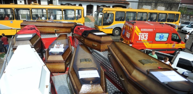 Um caminhão do Corpo de Bombeiros leva sete caixões de vítimas do acidente de ônibus em Joinville (SC) para serem enterrados em um cemitério de União da Vitória (PR) - Gilmar Souza/Agência RBS/Estadão Conteúdo