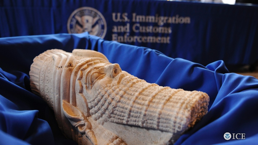16.mar.2015 - Estátua do rei assírio Sargão 2º é um dos artefatos do tesouro cultural iraquiano que entrara ilegalmente nos EUA - ICE/Reuters