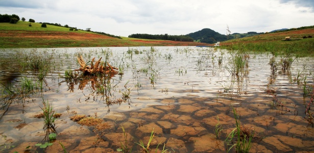 Água cobre rachaduras do solo da represa Jaguari-Jacareí na cidade de Piracaia (SP), que faz parte do sistema Cantareira - Luis Moura/Estadão Conteúdo