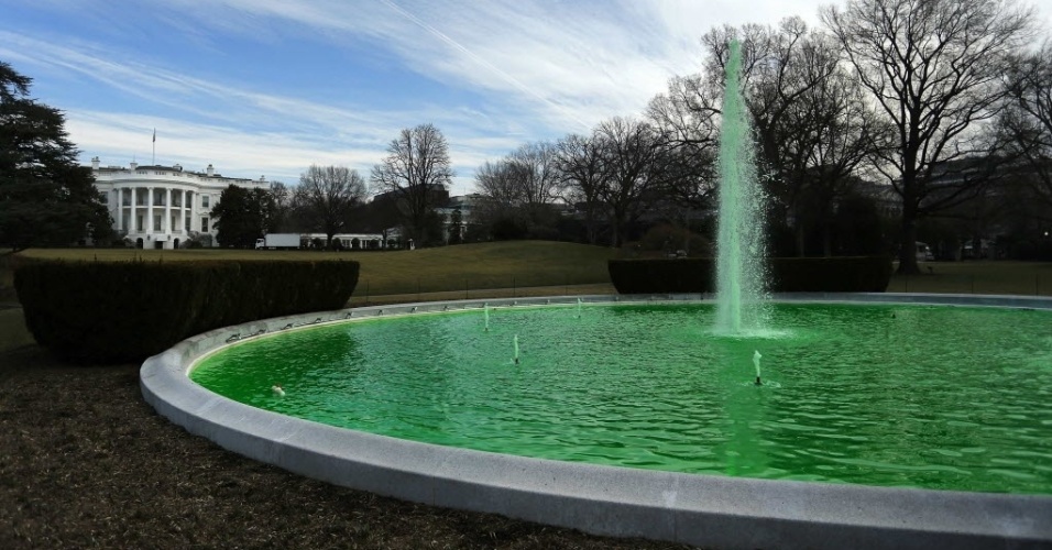 17.mar.2015 - Água da fonte do gramado sul da Casa Branca é tingida de verde em comemoração ao Dia de São Patrício, em Washington, nesta terça-feira (17). No final da manhã, o presidente dos EUA, Barack Obama, vai receber o primeiro-ministro da Irlanda, Enda Kenny, no Salão Oval