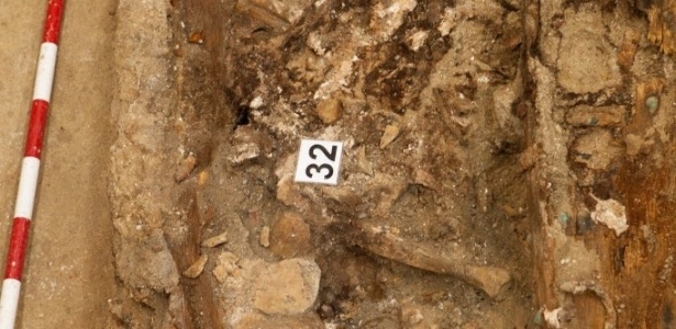 Arqueólogos encontram os restos mortais do escrito Miguel de Cervantes após 400 anos de sua morte na cripta da Igreja das Trinitárias, em Madri - J. Balaguer/AFP