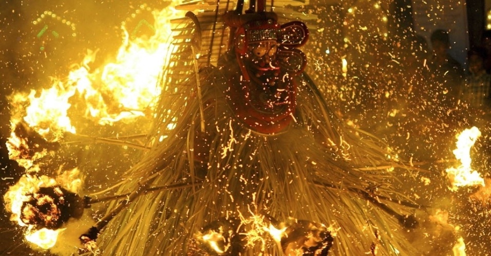 17.mar.2015 - Artista vestido como o deus hindu Kandakarnan executa uma dança cerimonial com fogo durante o ritual Theyyam em Somwarpet, cidade no sul do Estado indiano de Karnataka, nesta terça-feira (17). Theyyam é comemorado principalmente em partes do sul do país