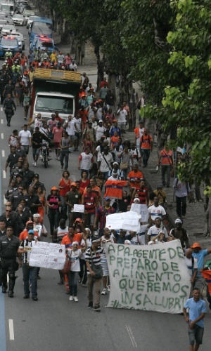 17.mar.2015 - Cerca de 200 garis em greve que estavam concentrados na Candelária, no Centro da cidade, seguem em direção a prefeitura do Rio
