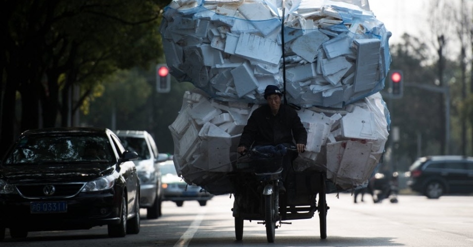 17.mar.2015 - Chinês anda de triciclo carregado com caixas de isopor em Xangai