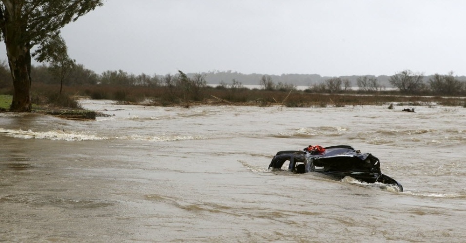 17.mar.2015 - Destroços de um carro ficam parcialmente submersos em enchente na ilha mediterrânea francesa de Córsega. As equipes de resgate ainda estão procurando o motorista