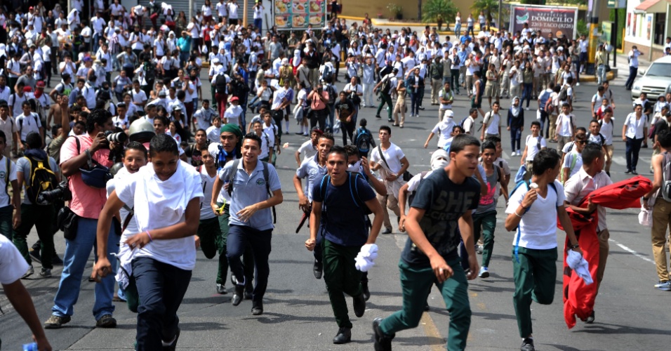 17.mar.2015 - Estudantes protestam contra o acréscimo de 5 minutos em cada hora-aula na capital de Honduras, Tegucigalpa