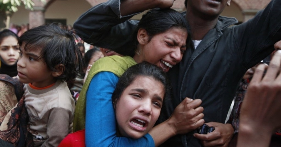 17.mar.2015 - Familiares choram a morte de parente em um ataque suicida contra uma igreja, durante funeral em Lahore, no Paquistão. Atentados suicidas contra duas igrejas mataram 14 pessoas e feriram cerca de 80 no domingo. O Taleban paquistanês reivindicou a autoria dos atentados