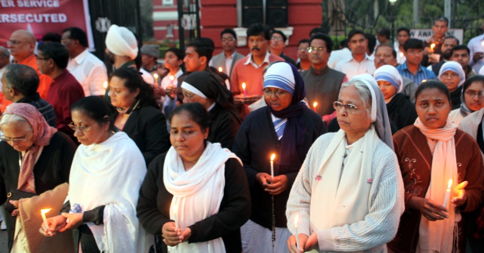 17.mar.2015 - Fiéis fazem vigília em frente a catedral em Nova Déli (Índia), nesta terça-feira (17), em protesto contra o estupro de uma freira de 71 anos. No dia anterior, aproximadamente 5.000 pessoas participaram de uma manifestação condenando o ato no leste do país
