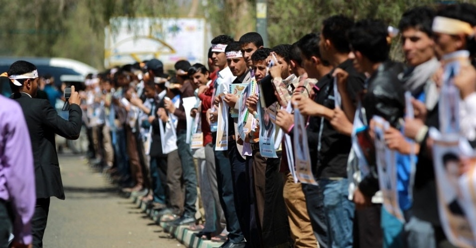 17.mar.2015 - Iemenitas participam de uma manifestação que marca o quarto aniversário da "Sexta-feira da Dignidade", nesta terça-feira (17), na capital Sanaa. O ataque ocorreu em 18 de março de 2011, quando atiradores leais ao ex-presidente Ali Abdullah Saleh abriram fogo contra manifestantes que exigiam a renúncia de Saleh