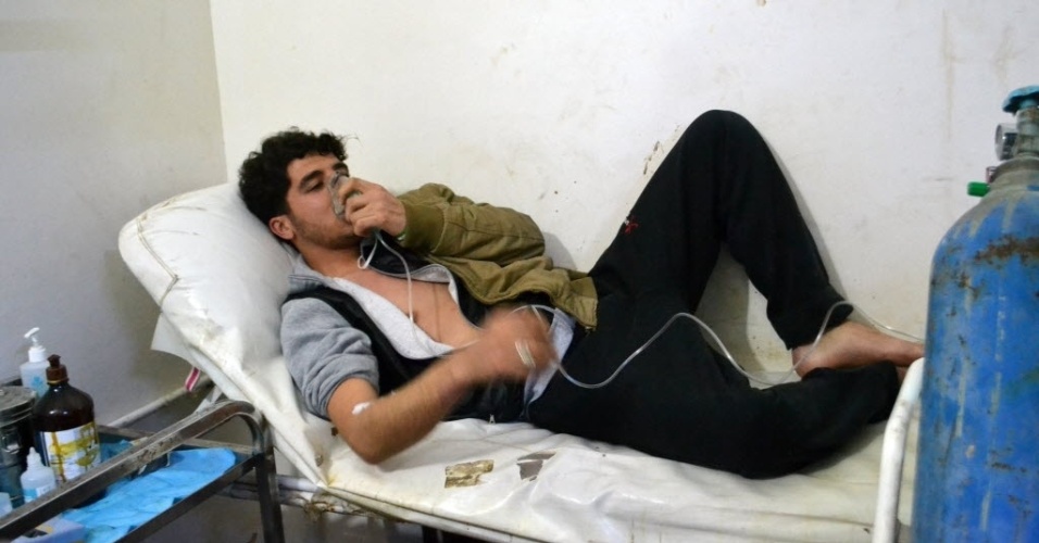 17.mar.2015 - Jovem sírio respira com a ajuda de uma máscara de oxigênio em uma clínica na vila de Sarmin, ao sudeste de Idlib, após suposto ataque com gás na área. "Três filhos, sua mãe e seu pai e sua avó morreram sufocados depois de ataques", disseram representantes do Observatório Sírio para os Direitos Humanos. O grupo de monitoramento, baseado no Reino Unido, disse que os médicos concluíram que a causada morte foi a inalação de um gás, possivelmente cloro