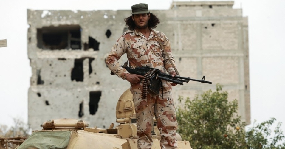 17.mar.2015 - Membro das forças pró-governo da Líbia exibe arma durante confrontos com o Conselho dos Revolucionários líbios, uma aliança entre rebeldes e o grupo islâmico Ansar al-Sharia, em Benghazi, na segunda-feira (16)