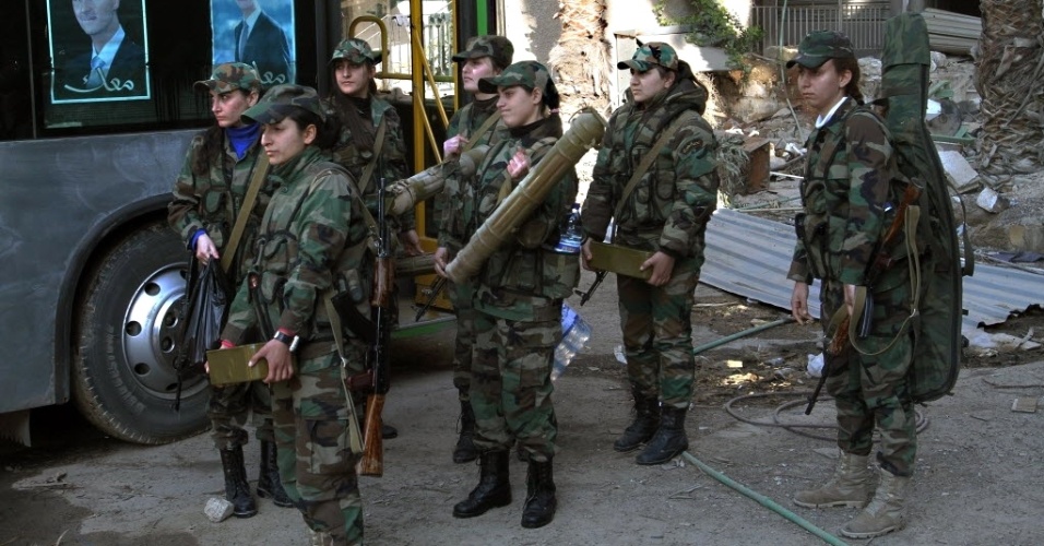 17.mar.2015 - Membros do Batalhão de Comando feminino sírio se reúnem antes se posicionarem em Ghouta Oriental, na zona rural de Damasco. O batalhão foi criada no verão de 2014 e é composto por cerca de 800 combatentes voluntárias que lutam ao lado do Exército sírio contra rebeldes