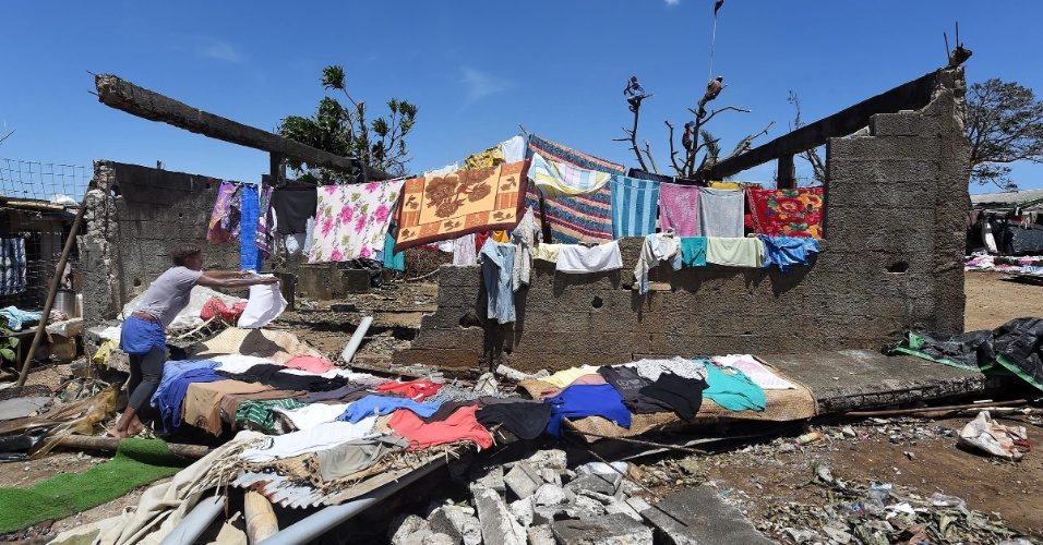 17.mar.2015 - Mulher estende roupa em escombros de casa destruída pela passagem do ciclone Pam por Port Vila, no arquipélago de Vanuatu, no Pacífico. O número de mortos no evento chegou a 24, informaram as Nações Unidas