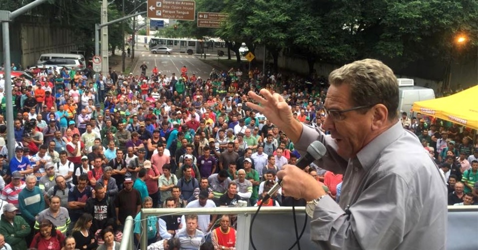 17.mar.2015 - Os funcionários da limpeza pública de Curitiba decidiram entrar em greve por tempo indeterminado a partir desta terça-feira (17)