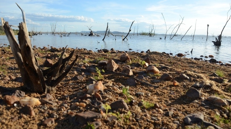 17.mar.2015 - Por causa da estiagem que afetou o Nordeste, nível do reservatório de Sobradinho caiu a patamares inéditos
