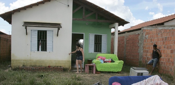 Véssia Alves, 25, mostra objetos perdidos com a cheia na semana passada no condomínio Vale do Carandá - Odair Leal/UOL