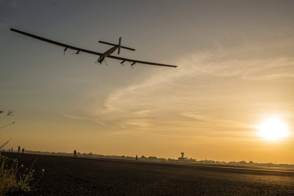 18.mar.2015 - Avião Solar Impulse 2 decola para terceira parte de sua jornada de volta ao mundo após decolar de Ahmedabad, na Índia. O avião, que voa sem combustível e impulsionado pela energia da luz do sol, tem como próximo destino a cidade sagrada hindu de Benarés. Um dos pilotos do avião se queixou da lentidão da burocracia na Índia, que provocou atrasos no cronograma da aeronave - Efe/Solar Impulse