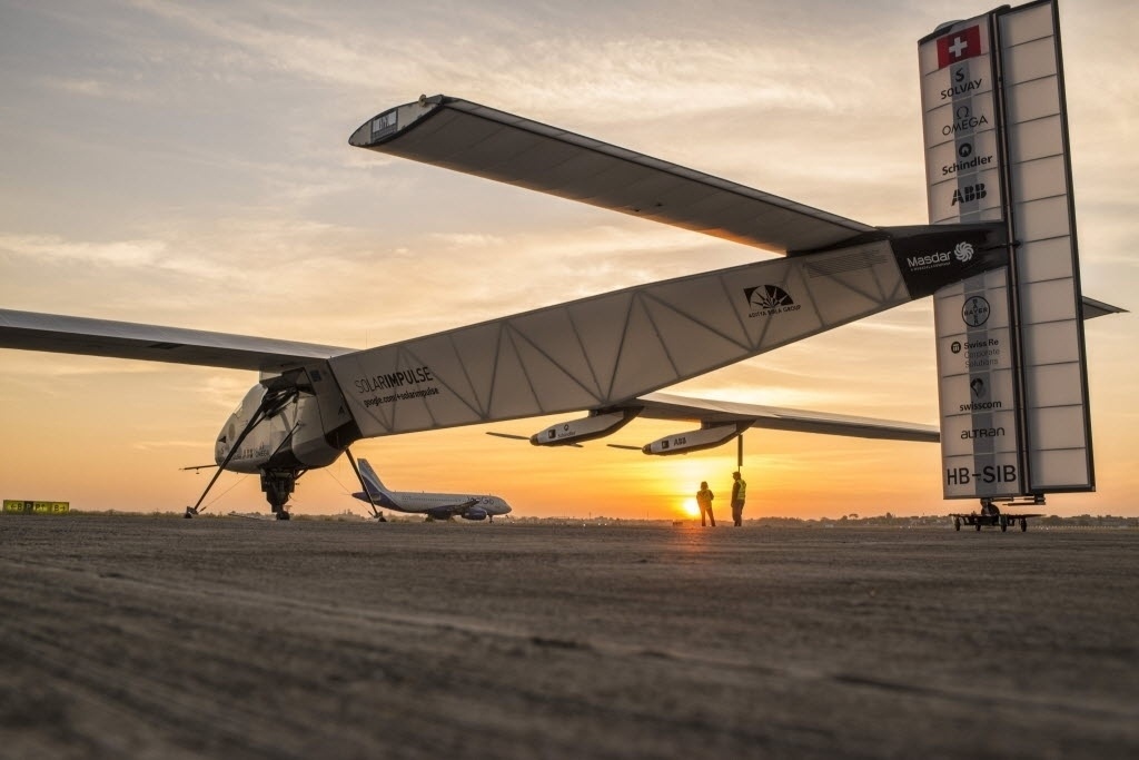 18.mar.2015 - Avião Solar Impulse 2 decola para terceira parte de sua jornada de volta ao mundo após decolar de Ahmedabad, na Índia. O avião, que voa sem combustível e impulsionado pela energia da luz do sol, tem como próximo destino a cidade sagrada hindu de Benarés. Um dos pilotos do avião se queixou da lentidão da burocracia na Índia, que provocou atrasos no cronograma da aeronave - Efe/Solar Impulse