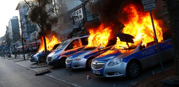Os manifestantes, alguns deles encapuzados, enfrentaram os policiais a pedradas e incendiaram contêineres de lixo e carros da polícia no centro da capital financeira alemã - Kai Pfaffenbach/Reuters