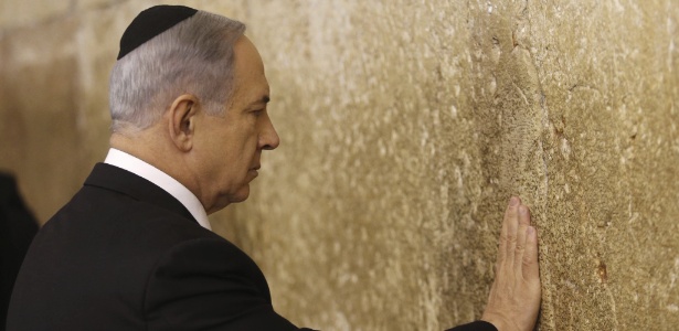 O premiê israelense, Benjamin Netanyahu, reza no Muro das Lamentações em Jerusalém, na quarta-feira - Abir Sultan/Efe