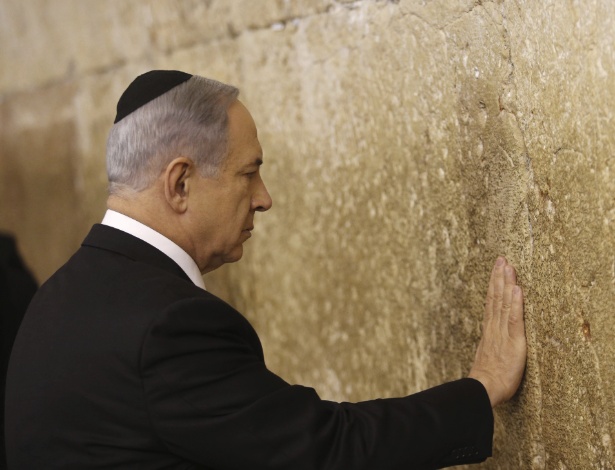 O premiê de Israel, Benjamin Netanyahu, reza no Muro das Lamentações, em Jerusalém, um dia após seu partido garantir vitória nas eleições legislativas antecipadas