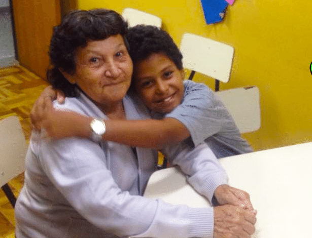 Maria das Mercês Silva, 66, voltou a estudar para ajudar no neto nas lições de casa - Divulgação/Prefeitura de Curitiba