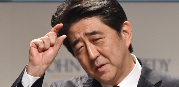 O premiê do Japão, Shinzo Abe, discursa em evento da Universidade Waseda, em Tóquio, nesta quarta-feira (18) - Kazuhiro Nogi/AFP