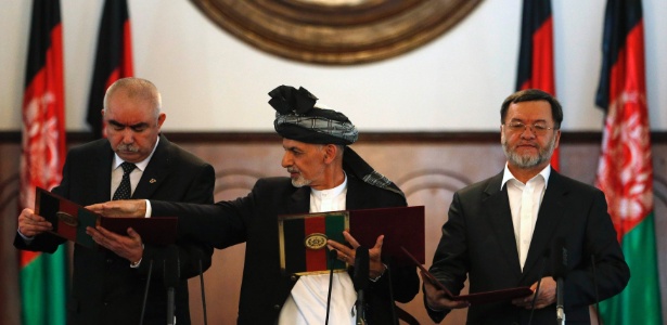 O presidente afegão, Ashraf Ghani (centro), o primeiro vice-presidente do país, Abdul Rashid Dostum (esq.) e o segundo vice, Sarwar Danish, tomam posse em setembro - Omar Sobhani/Reuters