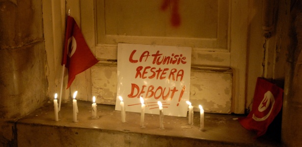 Cartaz em francês diz "A Tunísia ficará de pé", após o atentado no Museu Bardo - Sofiene Hamdaoui/AFP