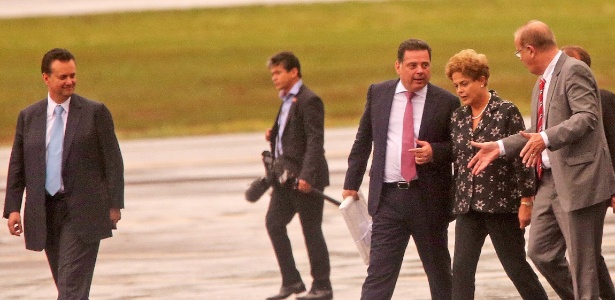 Dilma conversa com o governador Marconi Perillo (PSDB) em Goiás - Ernesto Rodrigues/Folhapress