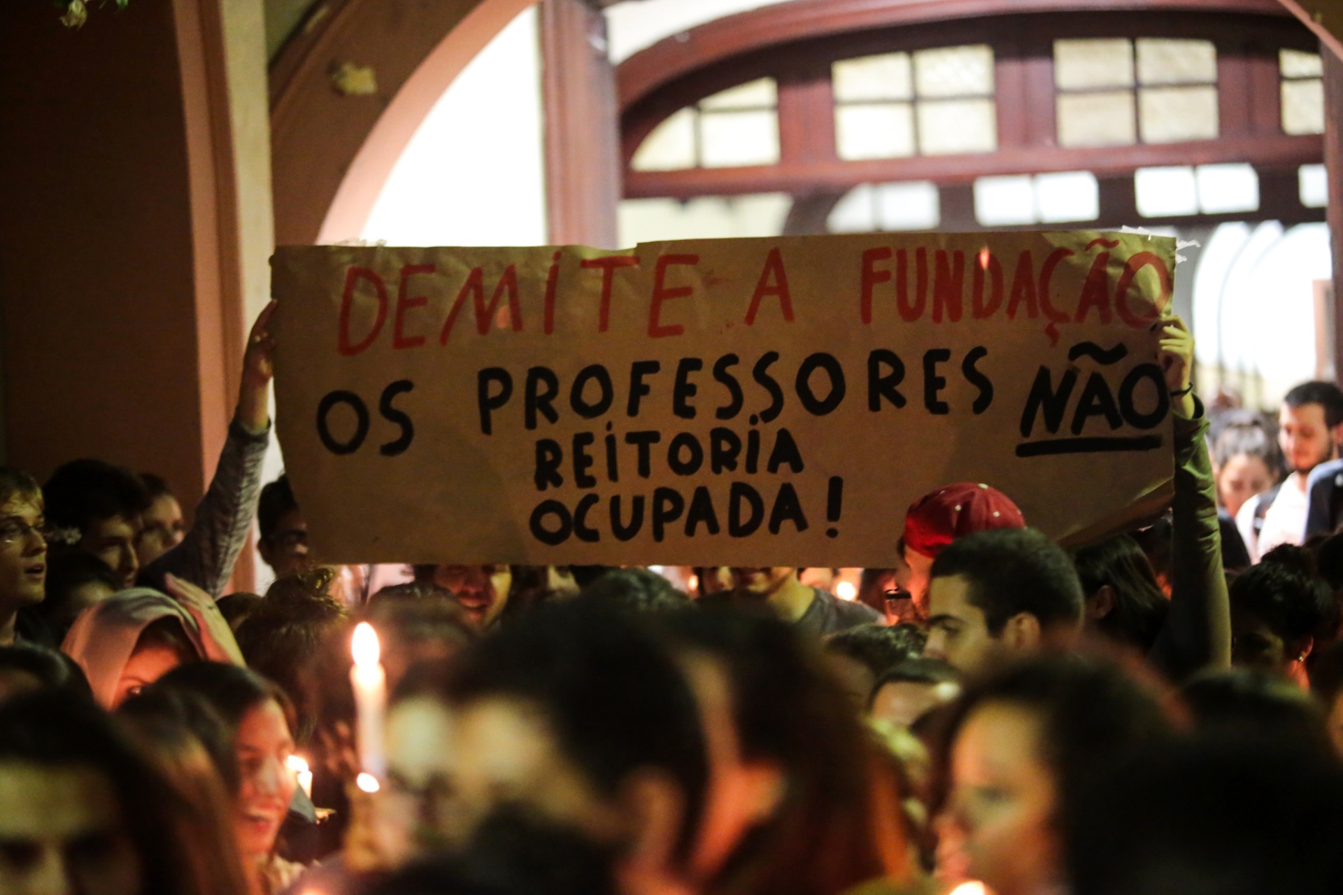 Após Reintegração De Posse, Alunos Da PUC-SP Desocupam A Reitoria - 19 ...